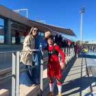 El protagonista del encuentro junto a su pareja y su madre.