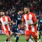 Luis Suárez después de marcar el penalti superando a David Gil. El colombiano sube la cuenta a 16 goles en la primera vuelta.