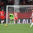 Lopy se limpia el sudor frío de un error que le costaba el gol del Cádiz al Almería.