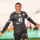 Dani Romera celebrando el gol en Sanlúcar de Barrameda.