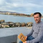 Víctor Freire con su primer libro, Los 5 de El Zapillo, en su barrio, escenario de la novela.