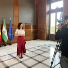 María del Mar Vázquez, alcaldesa de Almería, durante la grabación de su mensaje de Navidad.