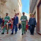 Momento del recorrido del Pendón por la calle Mariana