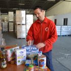 Voluntarios preparan la comida a repartir. Foto de archivo.