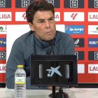 Rubi 'mata' por los futbolistas del Almería tras la remontada.