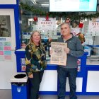 Estela Alonso y José Luis Ayuso posan con una portada de LA VOZ de 1986.