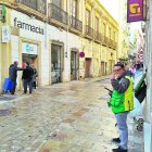 El vendedor de cupones de la ONCE Juan Carlos Cerdán domina una de las esquinas de la calle.