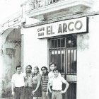El bar El Arco en la entrada de la calle Braulio Moreno y calle Real. En los años setenta estaba regentado por Paco Robles.