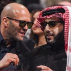El presidente del Almería, Turki Al-Sheikh, con el actor Jason Statham en un gran evento de boxeo en Arabia Saudí.