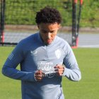 Lázaro Vinicius iniciando el calentamiento este lunes en el Anexo después de recibir el cariño de sus compañeros.