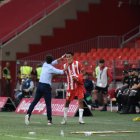 Rubi felicita a Lázaro por sus tres goles al Mallorca del vasco Aguirre.