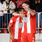 Luis Suárez abrazado a su pupilo que le ayudará en la tarea del gol.