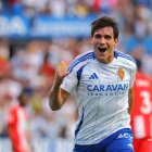 Iván Azón celebra el gol que le hizo al Almería en La Romareda.