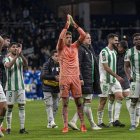El Córdoba saluda a la afición del Real Oviedo tras ganar en el Nuevo Tartiere.