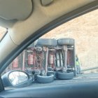 El camión volcado visto por un testigo.