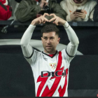 Adri Embarba celebra su gol al Celta con la afición de Vallecas.