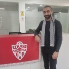 Mohamed El Assy con LA VOZ y Cadena SER en la zona de despachos del Estadio de los Juegos Mediterráneos.