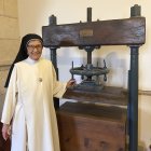 María del Mar, abadesa de las Puras de Almería, frente a la prensa manual, típica de su oficio primigenio.