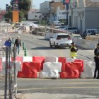 Un agente atento al tráfico tras la reapertura de la Carretera de Níjar ya sin el puente.