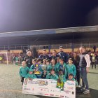 El Betis prebenjamín posa con las medallas después de ganar la primera edición de la Almería Cup en el Complejo Deportivo de La Cañada.