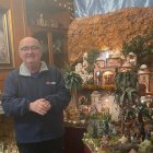 Juan Reche junto a parte de espectacular Belén.