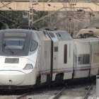 La composición retrocediendo en Huércal-Viator una vez finalizado el repostaje de los furgones diésel.