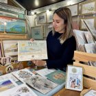 Sara Moncada, fundadora de Samoiillustration, con el calendario.