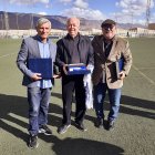 Los tres protagonistas del día del domingo con su premio homenaje.