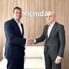 Javier Torres y Manuel Sánchez, sellando el acuerdo.