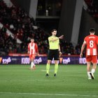 El colegiado vasco espera noticias de la sala VAR sobre el penalti a Luis Suárez.