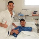 El doctor Claudio Vázquez con Rachad Fettal después de la intervención.