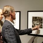 Anthony Penrose, hijo de Lee Miller, señala una obra de su madre durante la exposición que le dedicó el CAF.