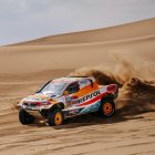 Isidre Esteve y Txema Villalobos, con su Toyota Hilux T1+ del Repsol Toyota Rally Team.