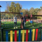 Juan José Segura revisa el final de los trabajos realizados en el Parque de Los Pinos en el barrio de El Alquián