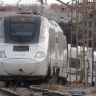 El Alvia híbrido S-730 haciendo maniobras en la estación de Huércal-Viator. Entró en servicio el pasado 15 de diciembre.