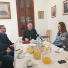 Un momento del encuentro de la prensa con el obispo de Almería.