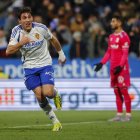 Iván Azón celebrando un gol al Tenerife en La Romareda.