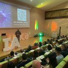 Jon Hernández durante su charla sobre IA.