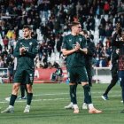 Milovanovic saludando a los seguidores del Almería entre compañeros tras un mal partido.