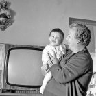 La tele en blanco y negro con sus transformador de la casa de la maestra Elena Capel, en la calle Cámaras.