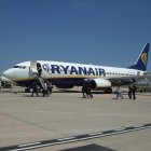 Un avión de Ryanair en la superficie de aterrizaje de Almería.