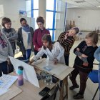 Mariquina Ramos da clase sobre acuarela a sus alumnos.