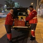 Voluntarios de la Cruz Roja llevando alimentos a las personas en situación de sinhogarismo.