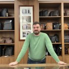 José Luis, dueño actual de Curtidos Ruiz, en el mostrador de la tienda.