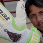 Diego Alves muestra los guantes con la Patrona de Brasil.