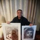Carlos Miralles enseña dos de sus obras a LA VOZ de Almería.