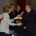 La reina emérita entrega el galardón al alcalde de Pulpí.