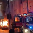 Un coche arde en el barrio almeriense de El Zapillo. Foto; YouTube.