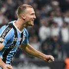 Rodrigo Ely sigue en Grêmio y podría ampliar su contrato dos temporadas más.