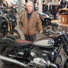 Antonio Viciedo Hernández posa junto a una moto BMW.